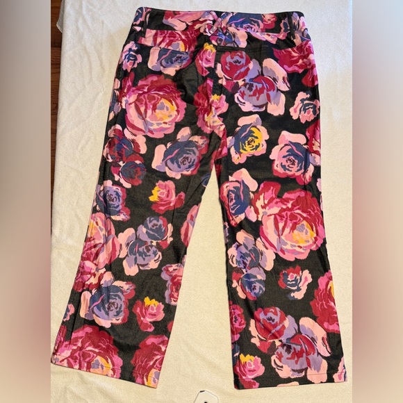 (11/12) An Express Bounty of Slightly Shimmering Roses on Black, Wide-Leg Capri - Picture 10 of 13
